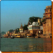 Ganges virtaa Varanasin halki.